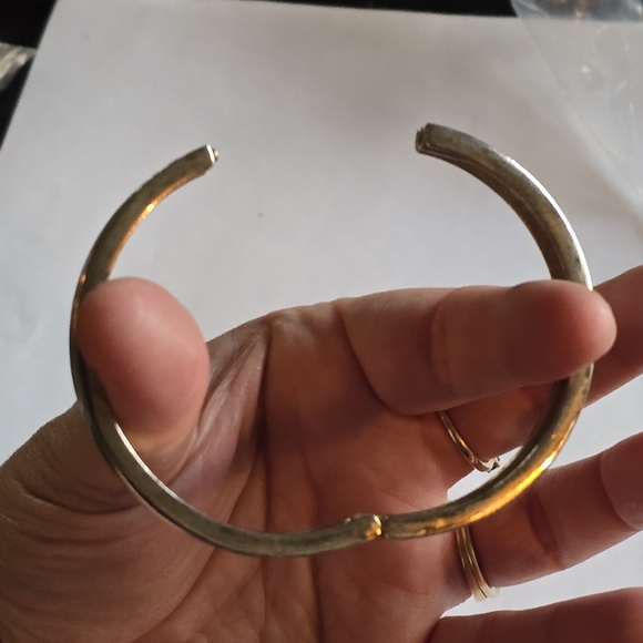 Enamel bracelet off white color and black bangle clamper style gold tone - Picture 6 of 9